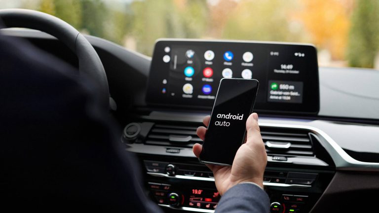 Samsung ha empezado a los usuarios del Samsung Galaxy S21 a septiembre para implementar el parche que corrige los problemas en Android Auto.