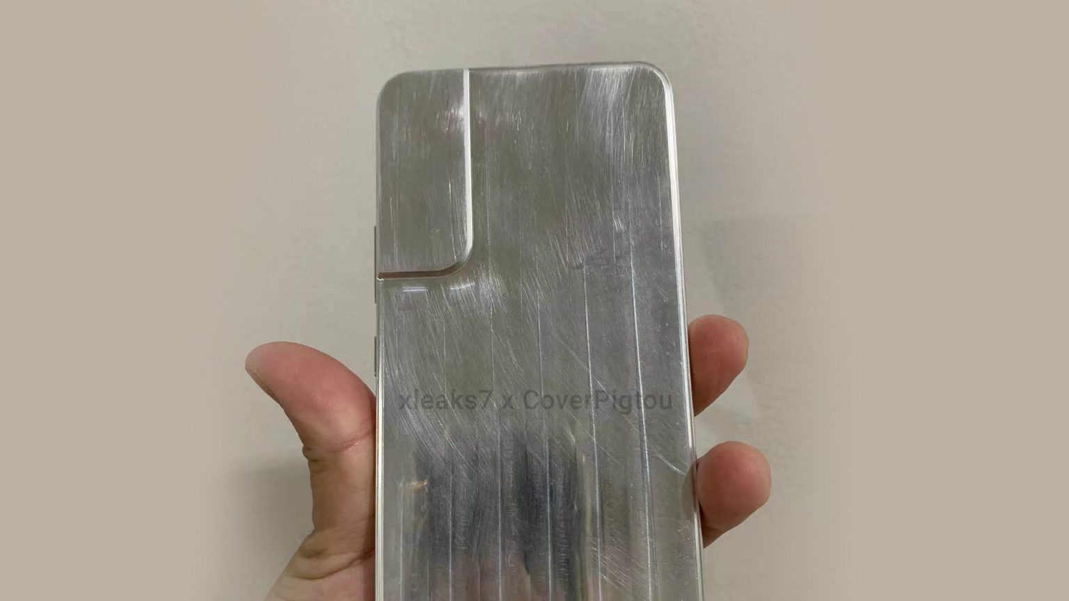 Podemos ver un poco más sobre el diseño del Samsung Galaxy S22, el modelo base, en esta maqueta de aluminio filtrada.