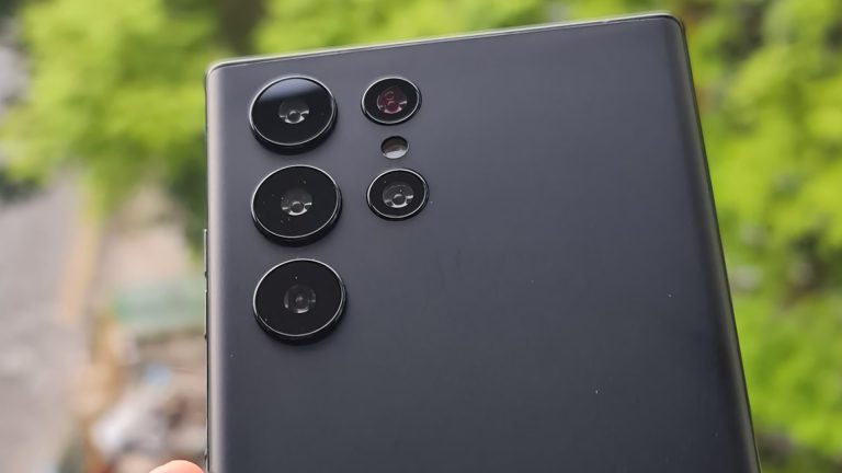 El leaker @hypark22 ha compartido nuevas imágenes del Samsung Galaxy S22 ultra al aire libre en la variante negra.
