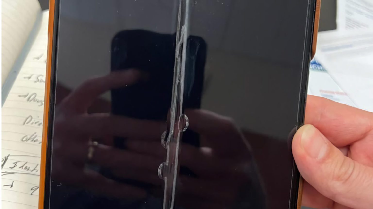Algunos usuarios han comenzado a reportar que el protector de pantalla integrado en los Galaxy Z Fold 3 genera burbujas.