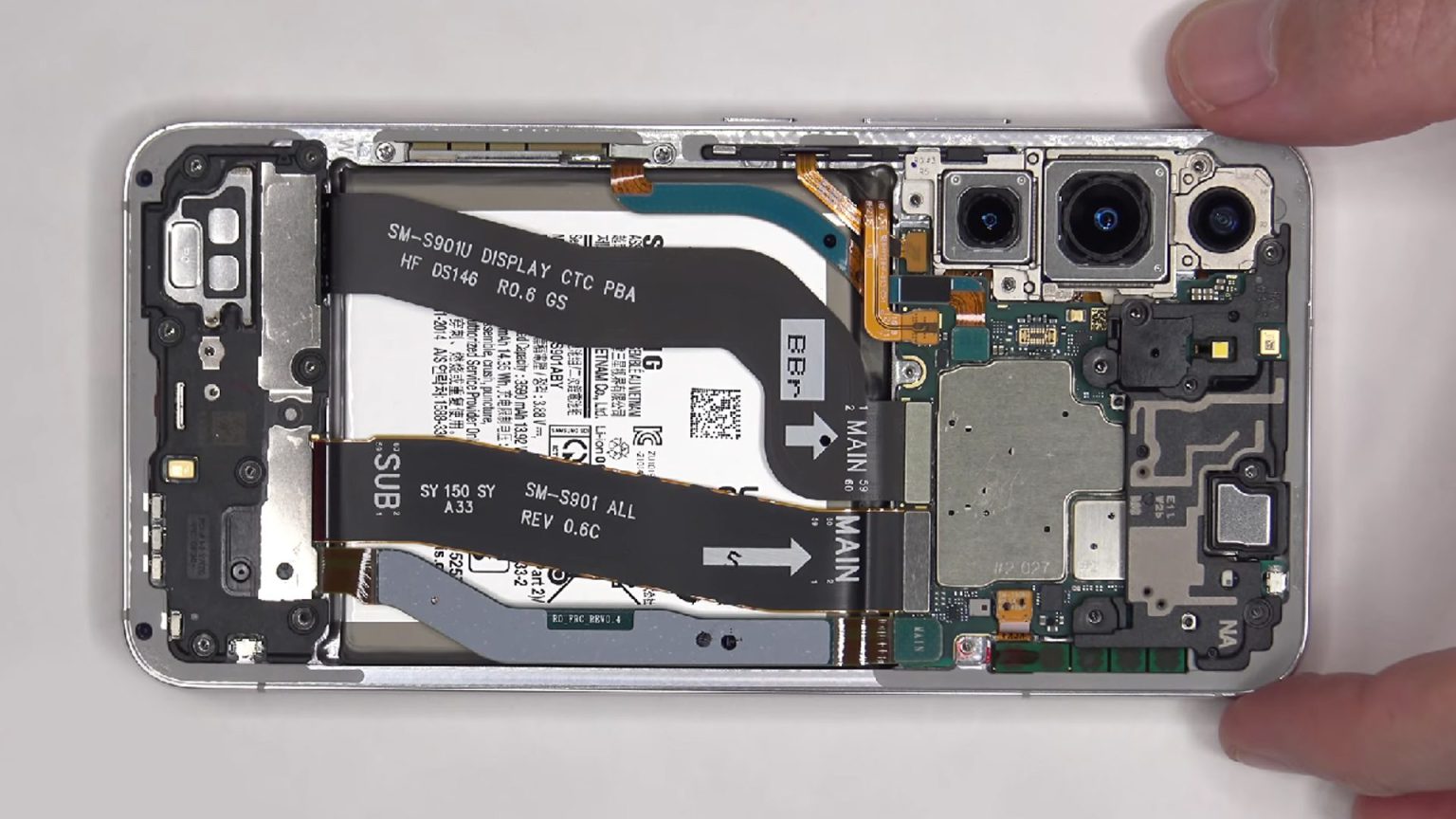 El canal PBK Reviews ha estado realizando pruebas sobre el Samsung Galaxy S22 para verificar su durabilidad y fortaleza.