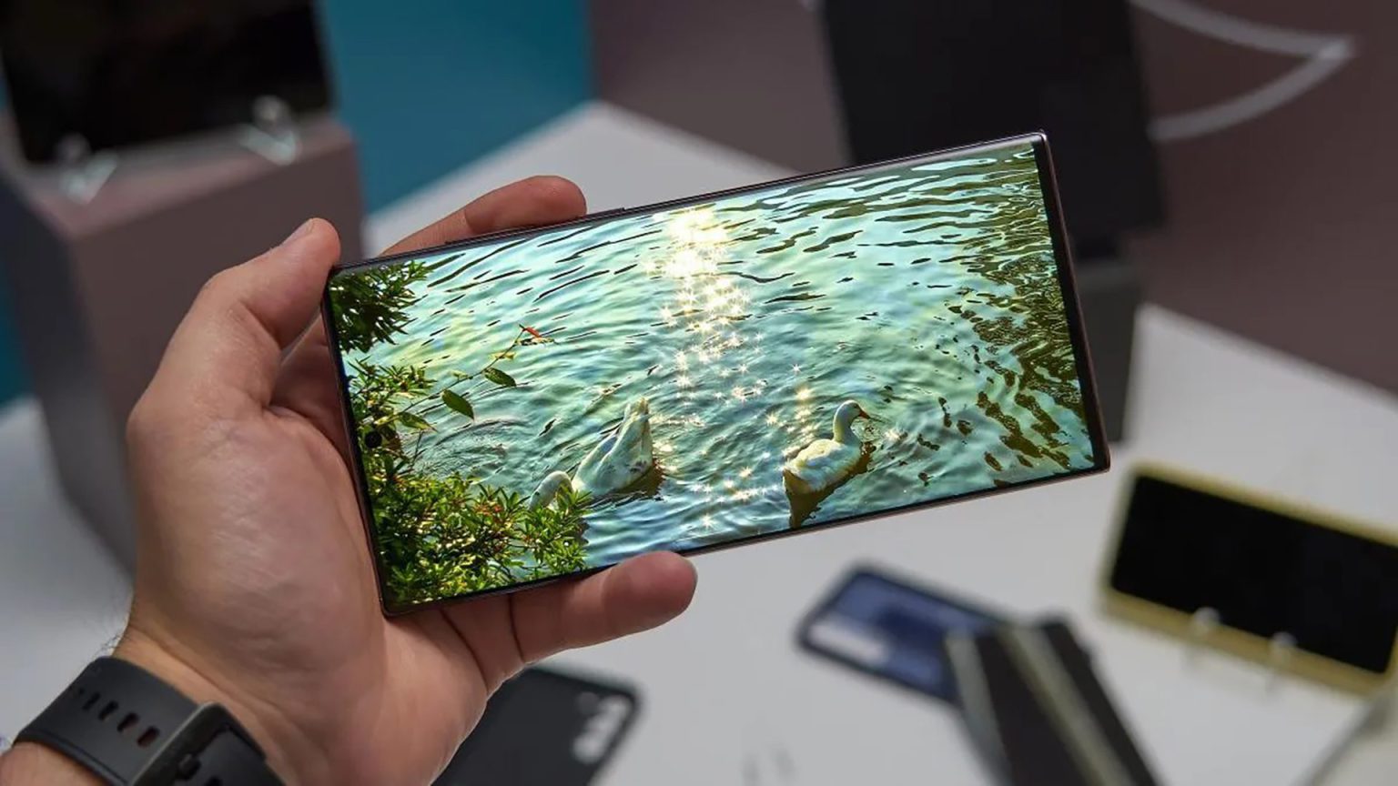 Samsung parece estar eliminando gradualmente otro accesorio de sus cajas de teléfonos inteligentes además del cargador, ahora le toca al protector de pantalla. Galaxy S22