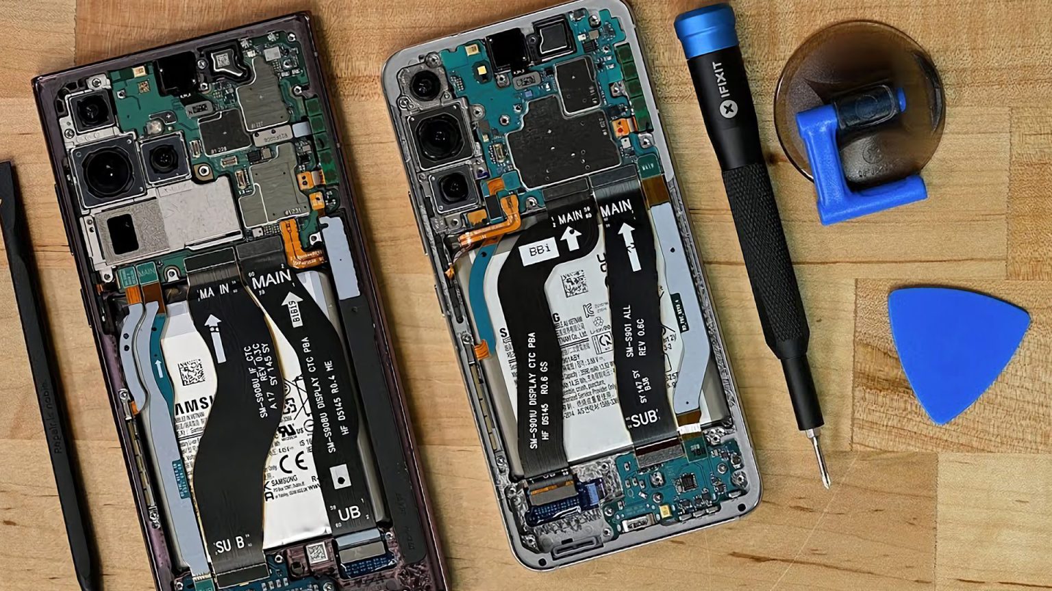 iFixit se pone manos a la obra con los nuevos Galaxy S22 para contarnos el grado de dificultad a la hora de repararlos.